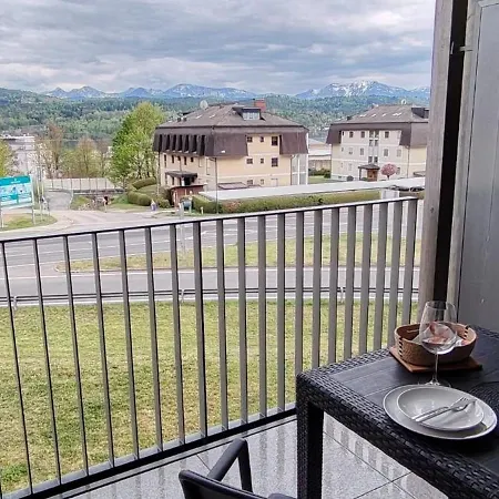 Stunning Woerthersee 15 アパート *
